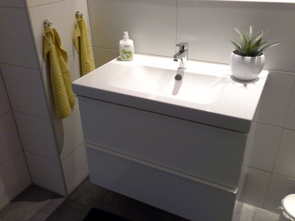 Bathroom sink