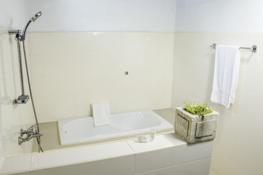 Deep soaking bathtub