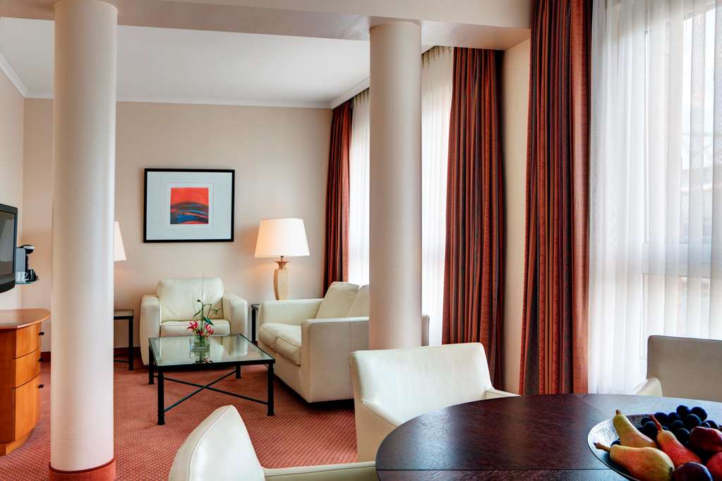 Steigenberger Hotel Hamburg, Germany - Deluxe Suite living room