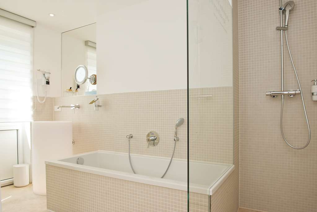Room XLarge bathroom