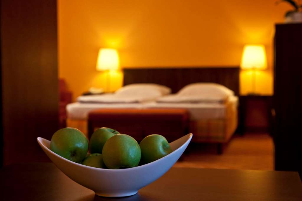 bowl of apples in our junior suite