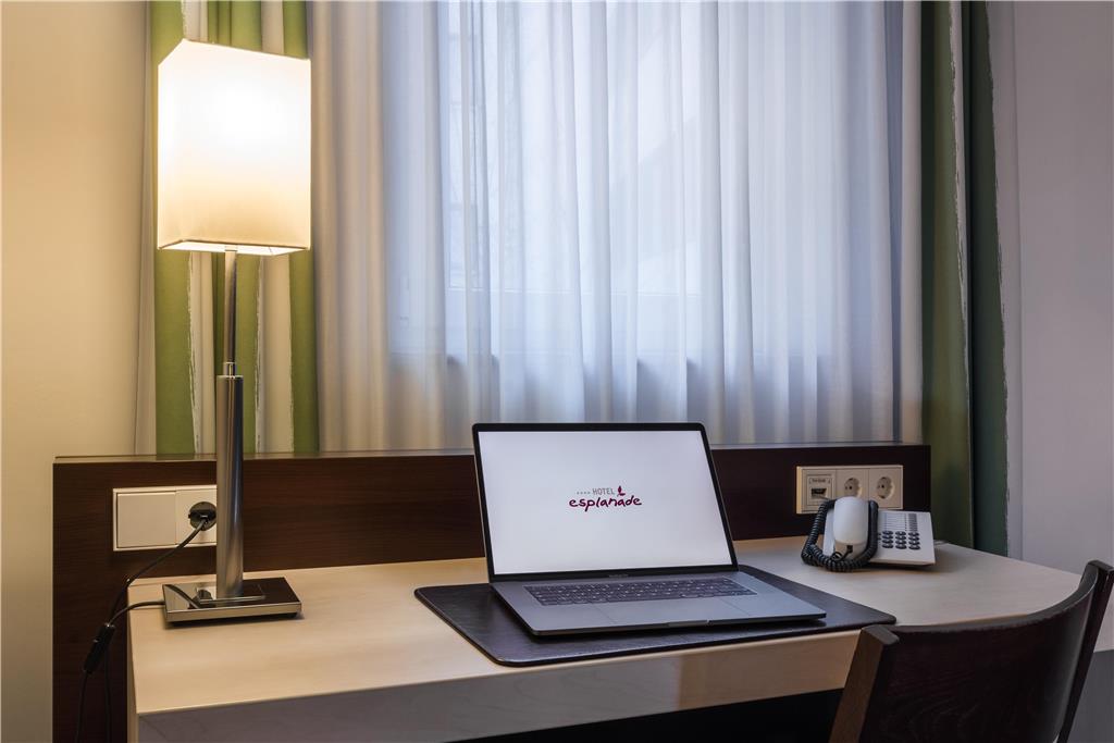Esplanade Zimmer Retusche