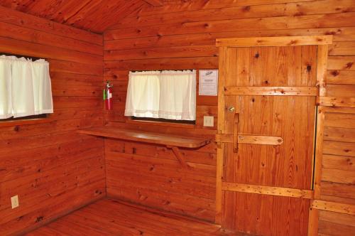 Fremont Jellystone Park Loft Cabin 1 - photo 3