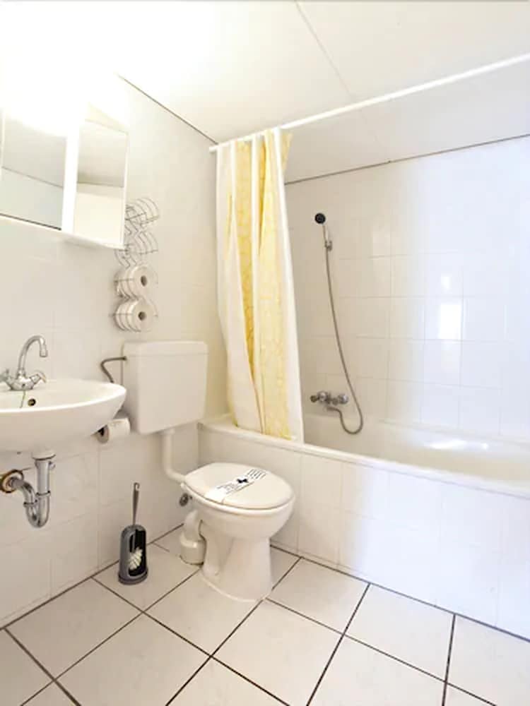 Deep soaking bathtub