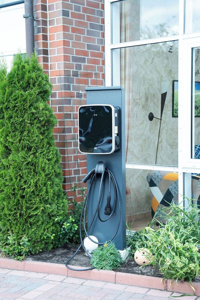 Electric vehicle charging station