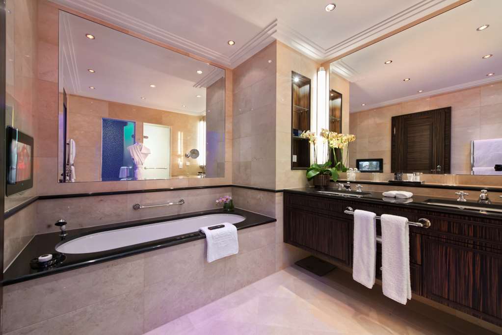 Steigenberger Frankfurter Hof, Frankfurt, Germany - Junior Suite, bathroom