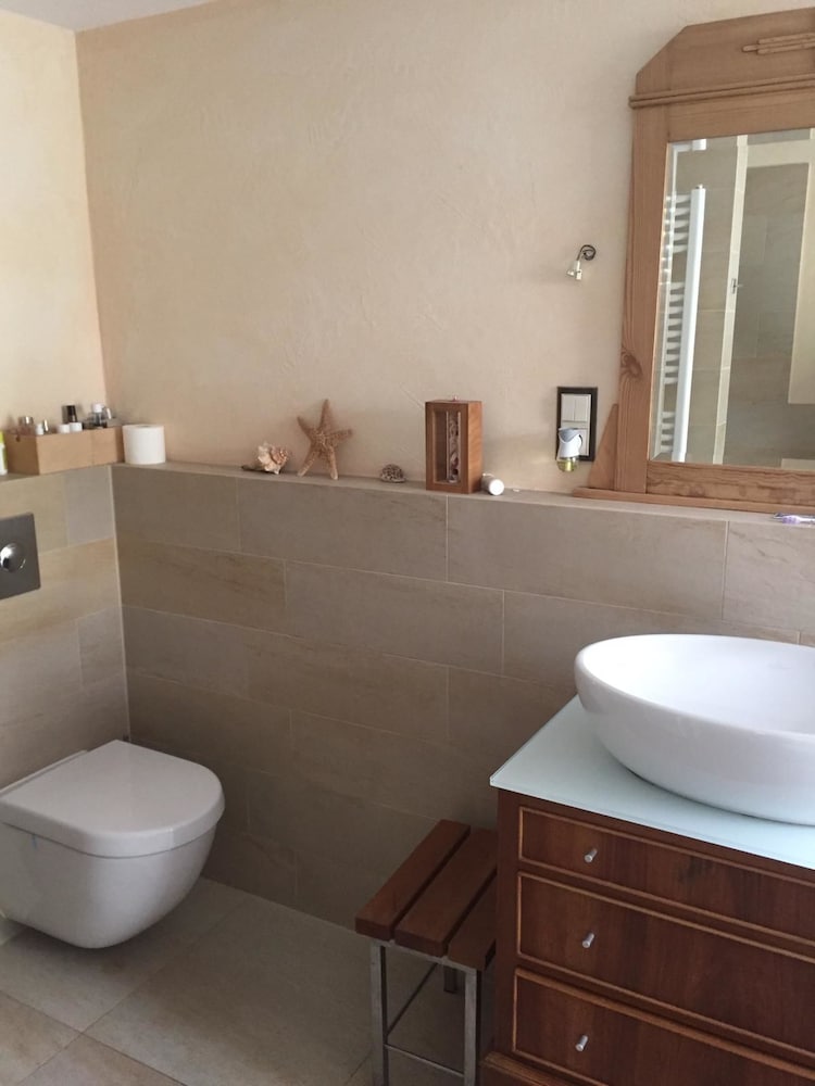 Bathroom amenities
