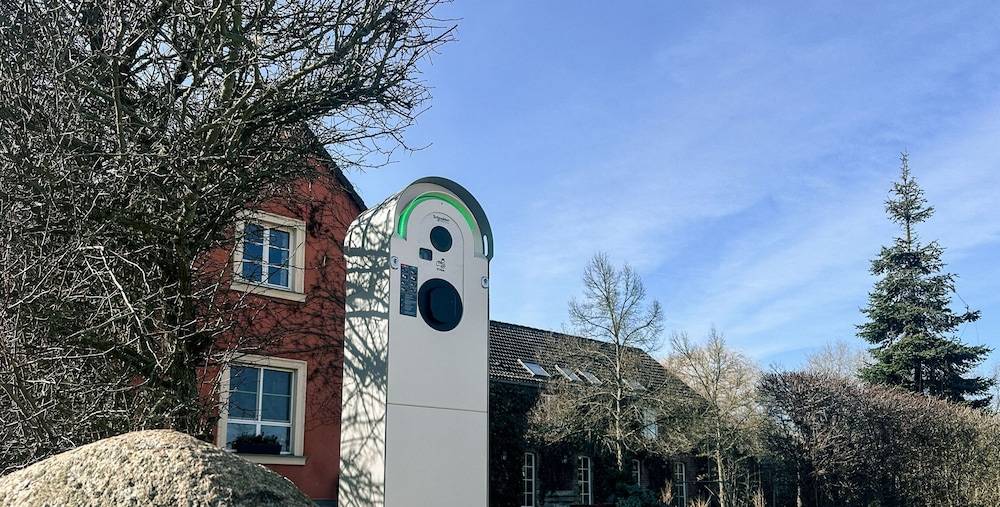 Electric vehicle charging station