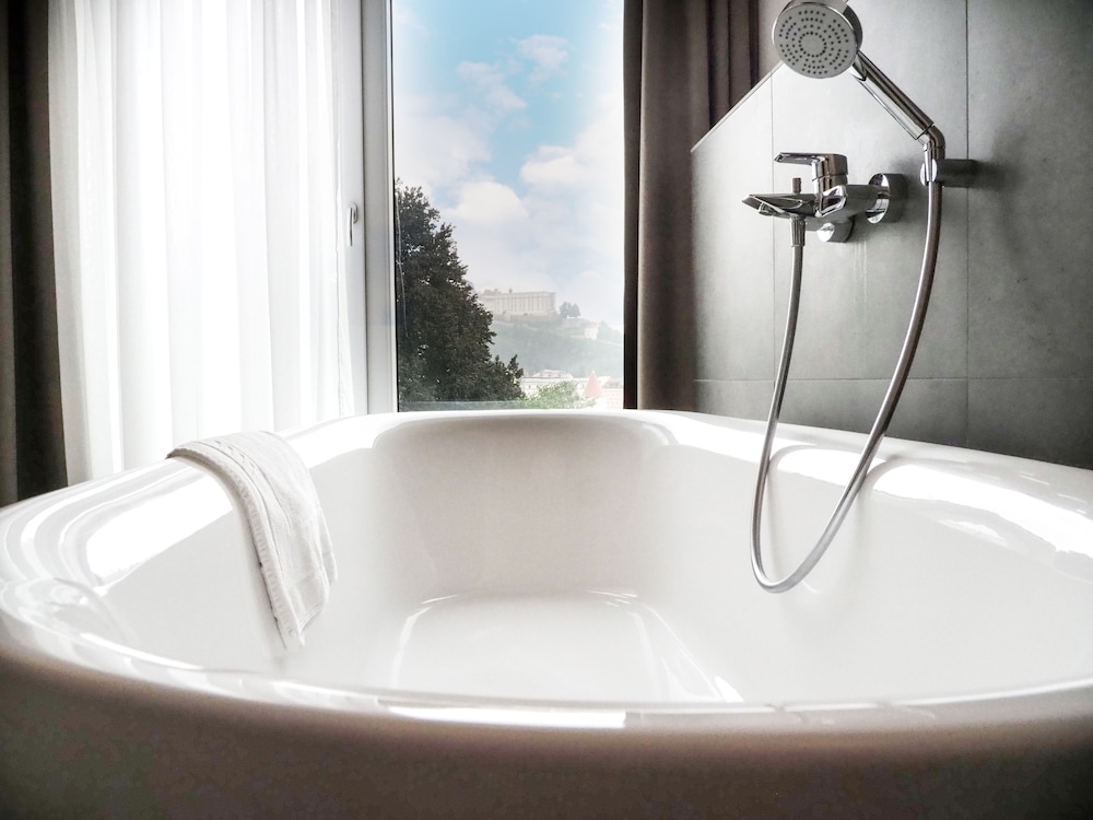 Deep soaking bathtub