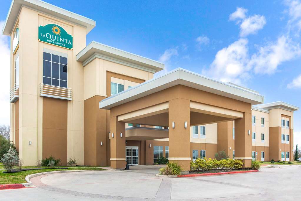La Quinta Inn & Suites by Wyndham Gonzales TX - featured photo