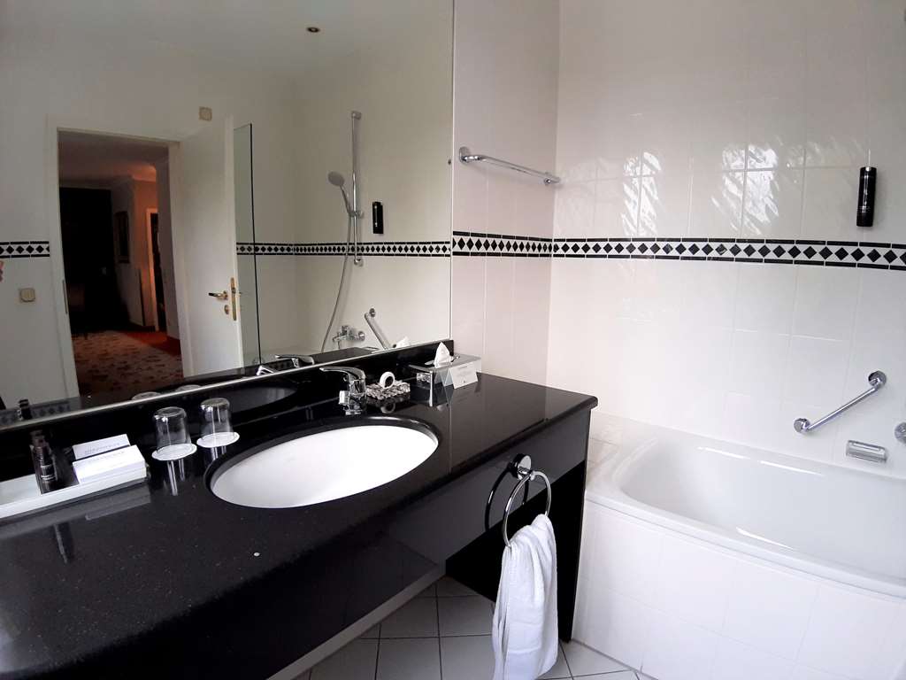 Steigenberger Hotel Der Sonnenhof, Bad Woerishofen, Germany - Bathroom