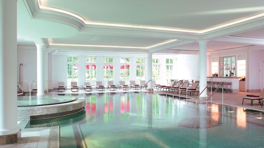 Indoor/outdoor pool