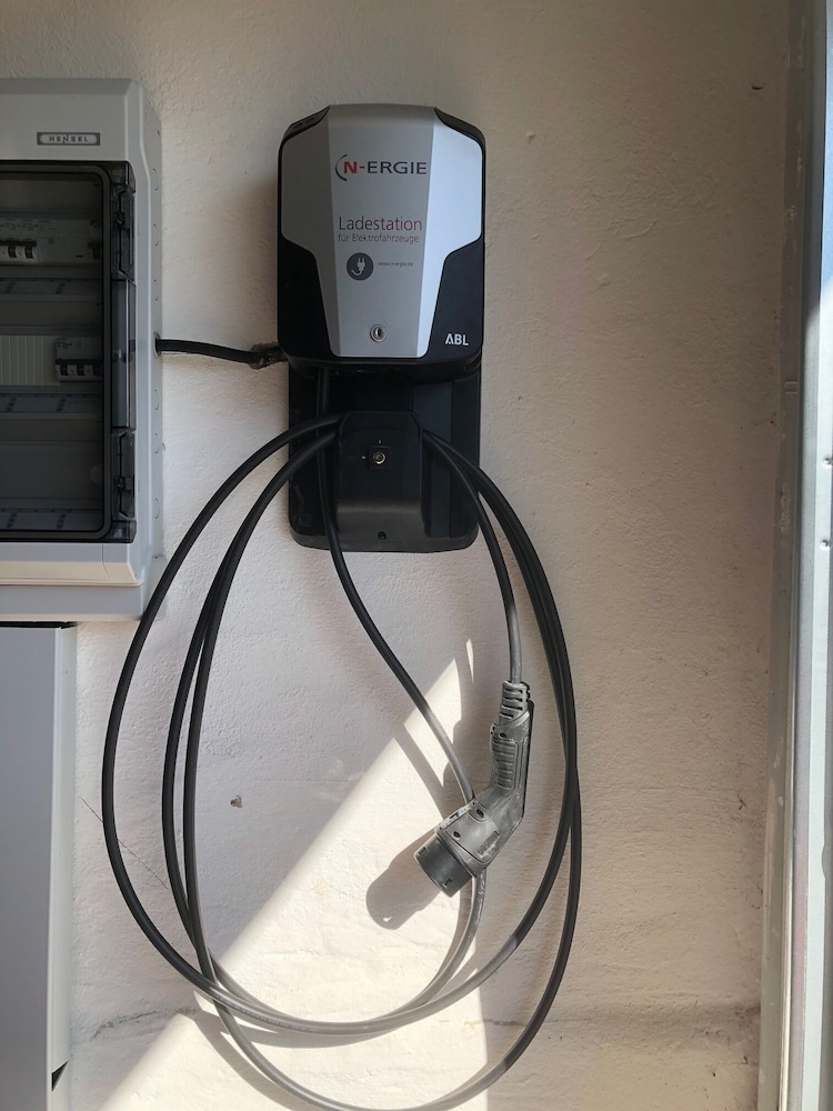 Electric vehicle charging station