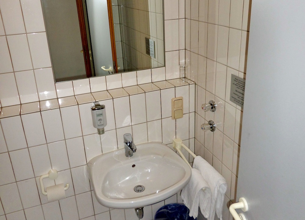 Bathroom sink
