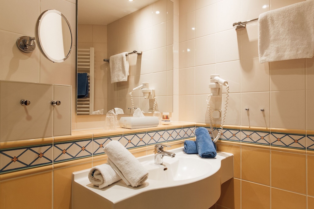 Bathroom sink