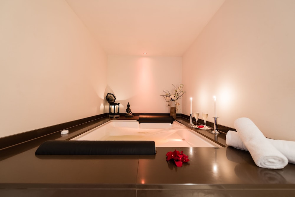 Indoor spa tub