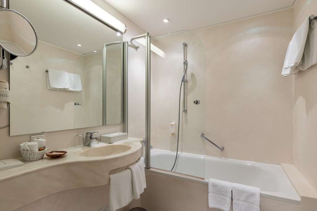 Bathroom double room_TOP Hotel Jagdschloss Niederwald Ruedesheim