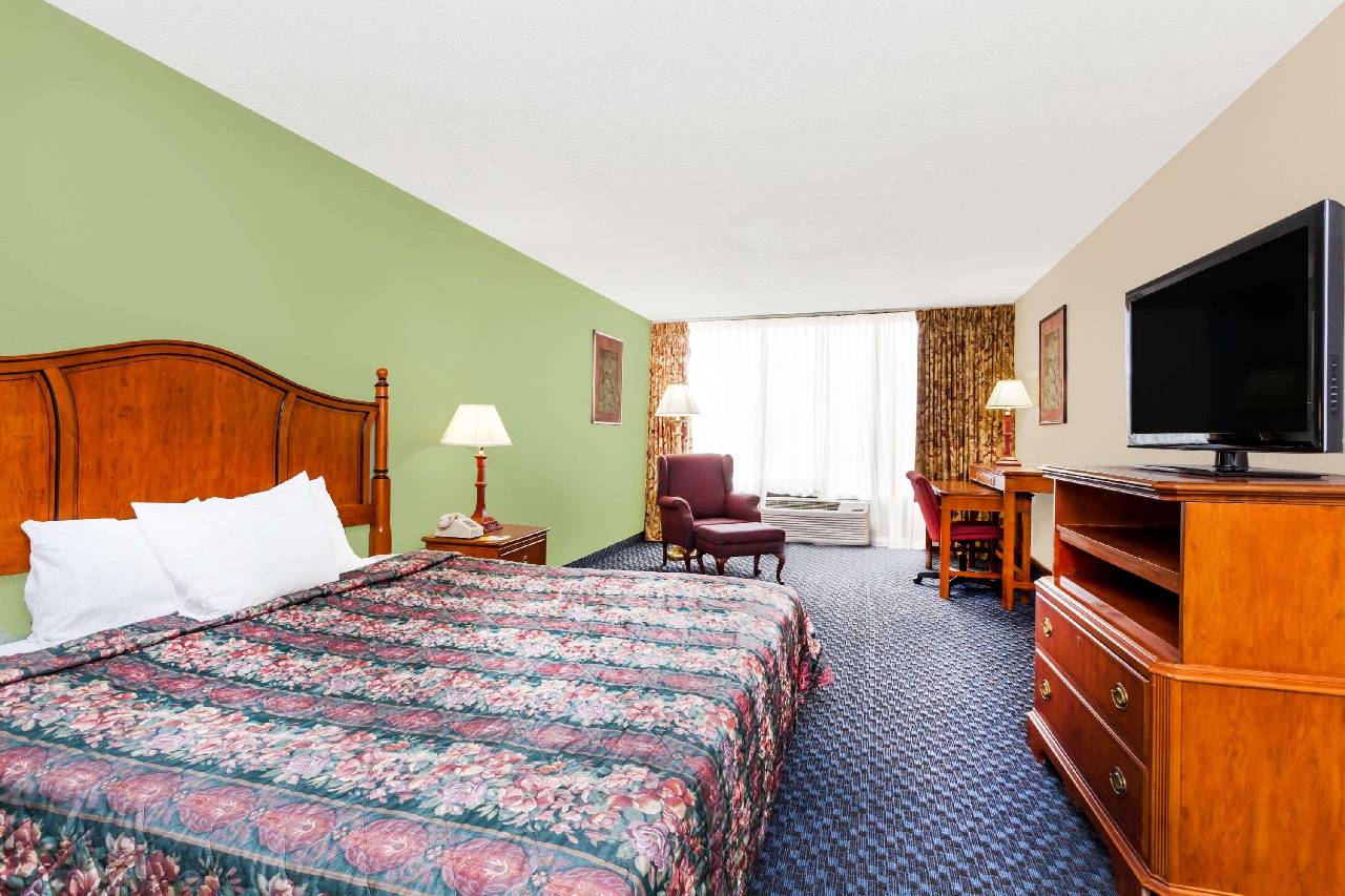 Days Inn & Suites by Wyndham SE Columbia Ft Jackson - photo 4