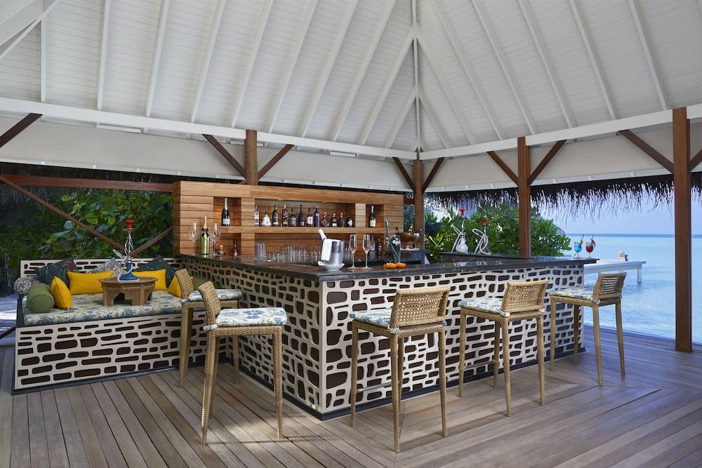 Poolside bar