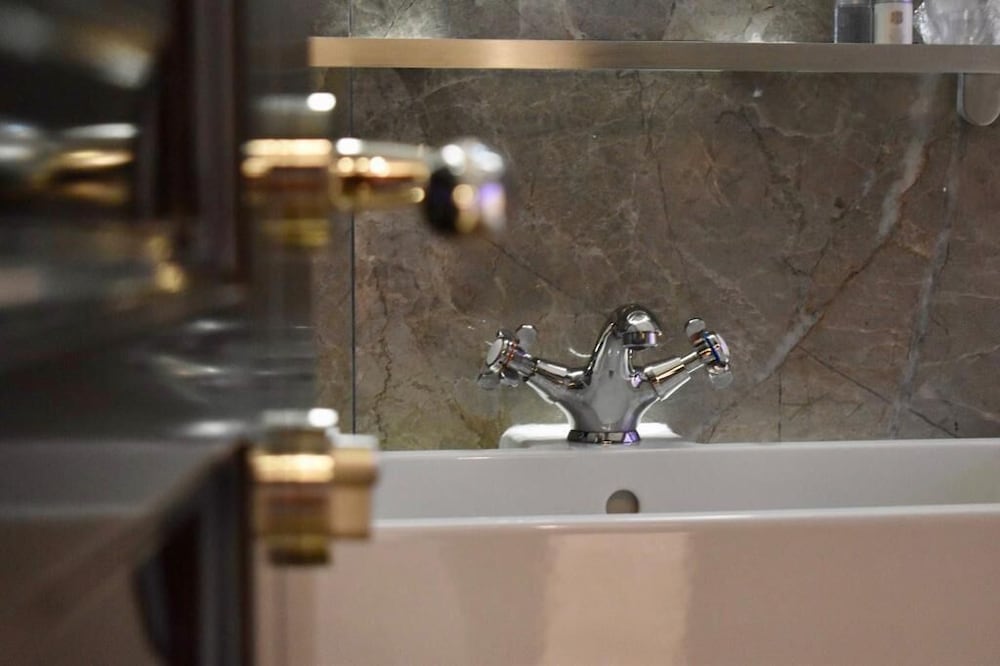 Bathroom sink