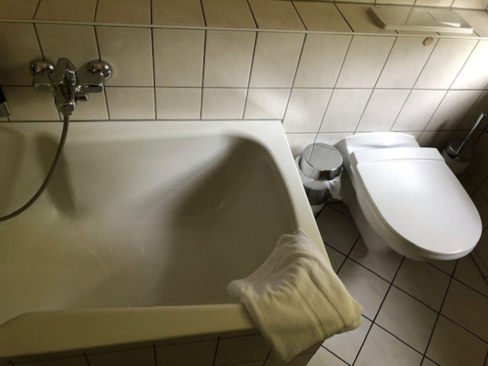 Deep soaking bathtub