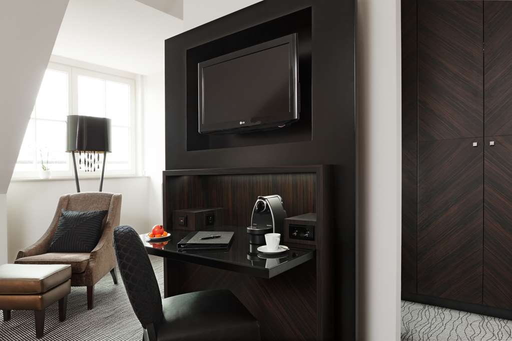 Steigenberger Grandhotel Handeslhof, Leipzig, Germany - Deluxe room work desk