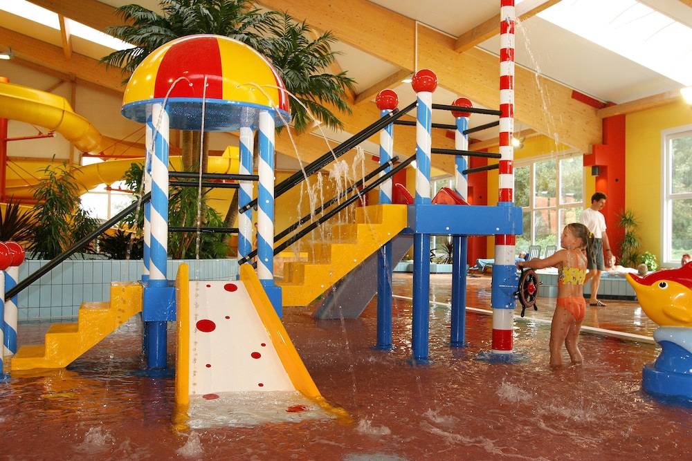 Exercise/lap pool