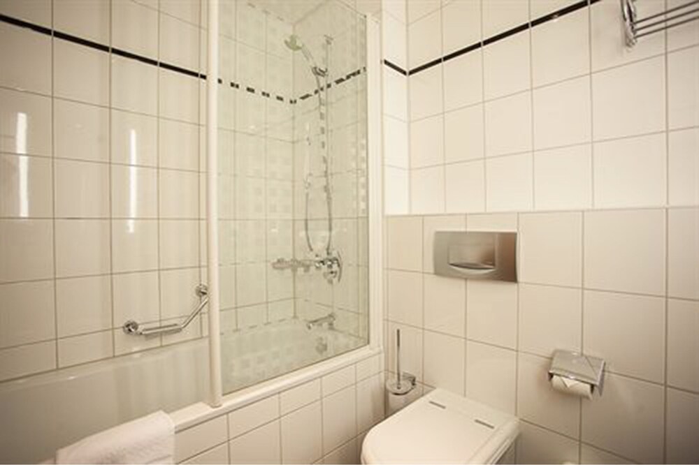 Deep Soaking Bathtub