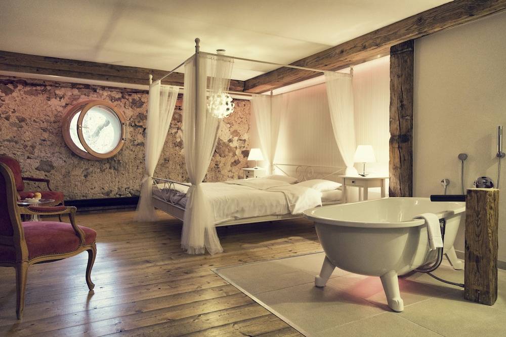 Deep soaking bathtub