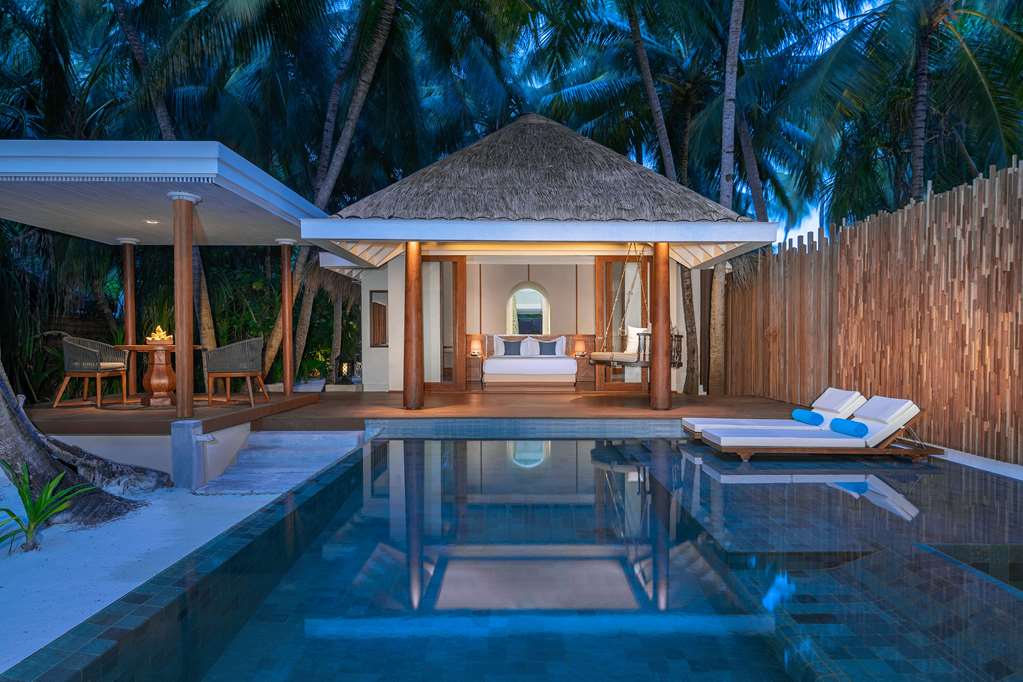Anantara Kihavah Pool View Four Bedroom Beach Pool Residence Master Bedroom Villa