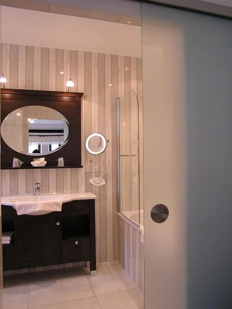 Bathroom sink