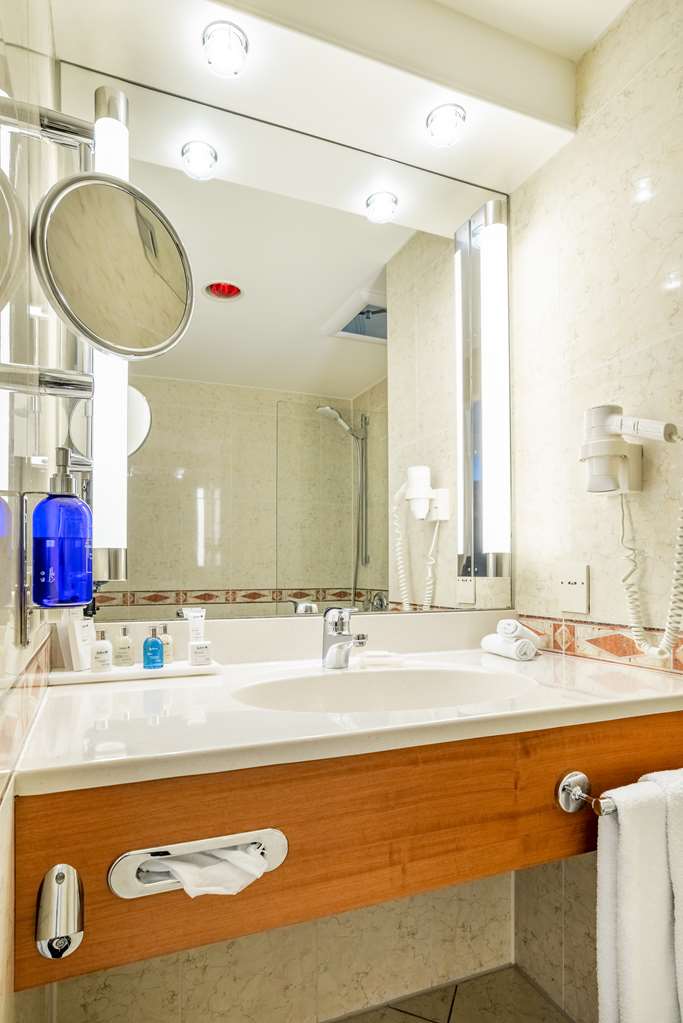 Suite Bathroom