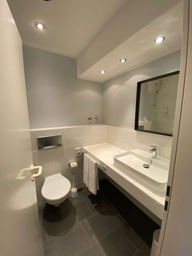 bathtub or shower, hairdryer