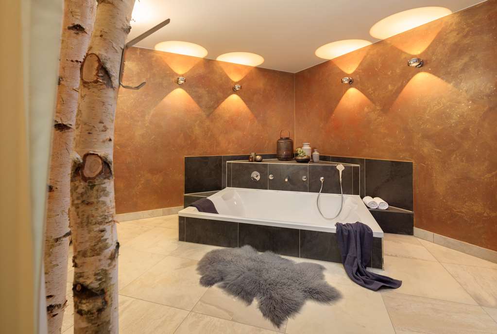 Large bathtub in massage area_TOP EMBRACE Allgaeu ART Hotel Kempten