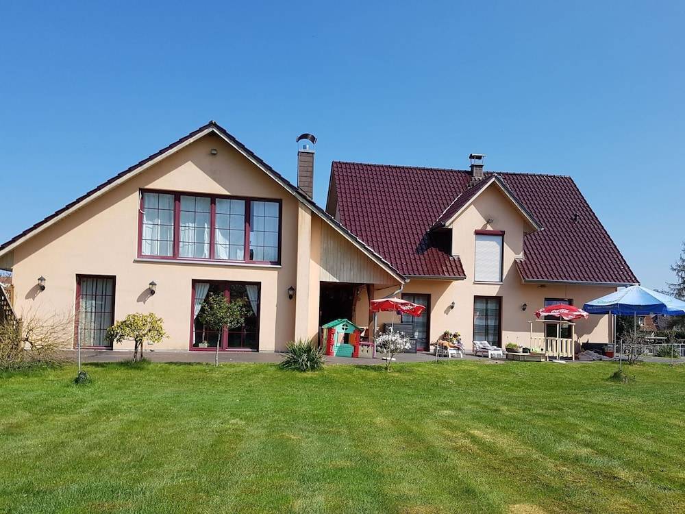 Reizendes Ferienhaus mit Swimmingpool Naehe Ostsee