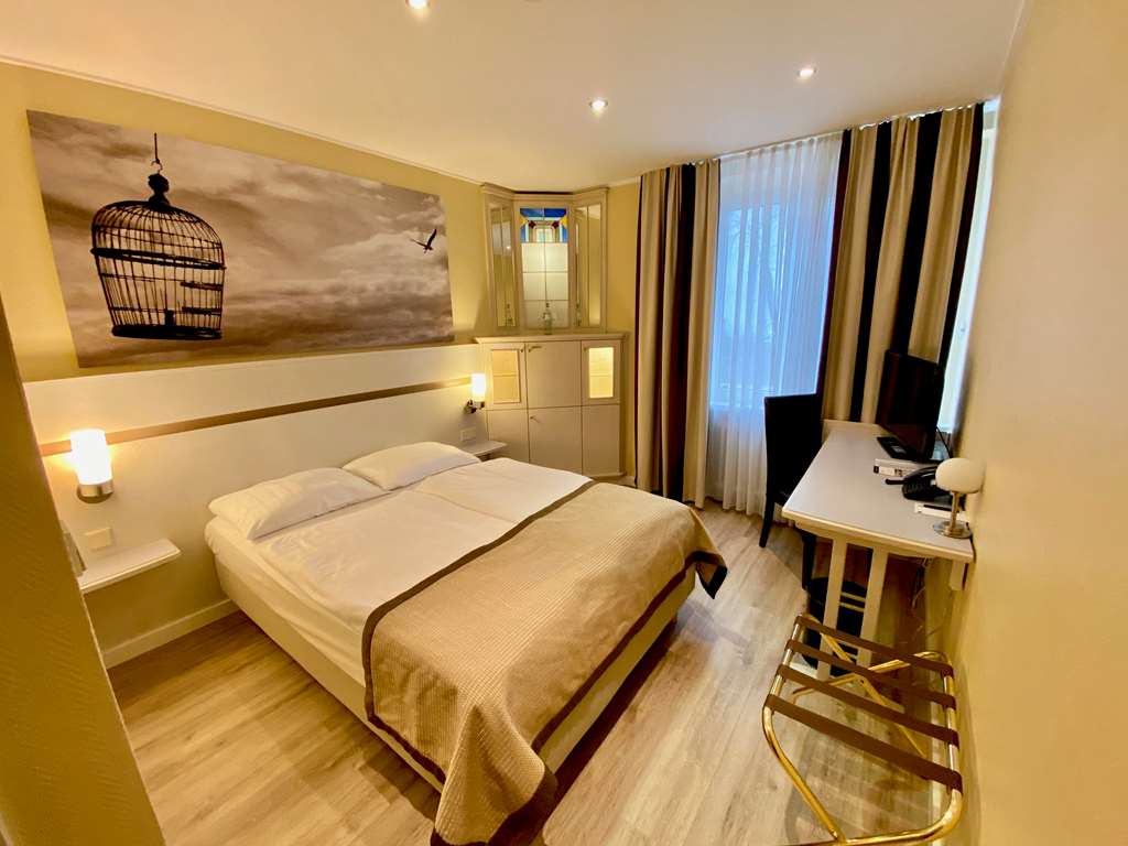 Our cosy economy rooms (14m²) are perfect for your short stay and can be used as single or double use. The economy rooms are equipped with one queensize bed (150x200cm), flat screen, minibar and a seating area.