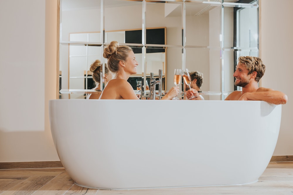 Deep soaking bathtub