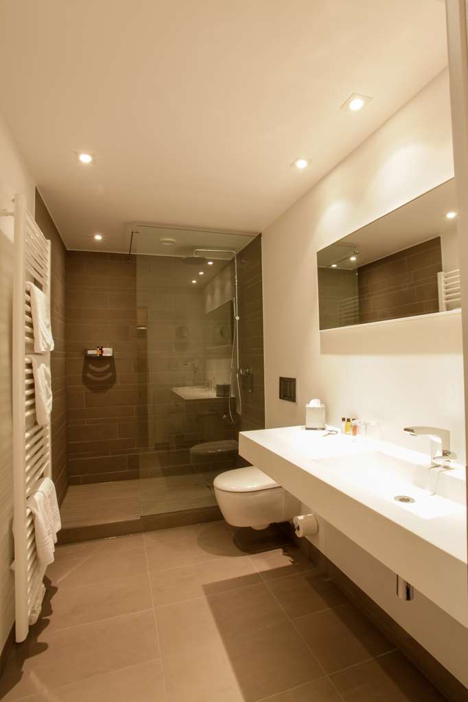 Room Large Bathroom