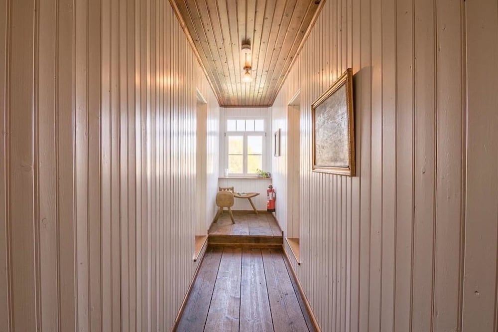 Handrails in hallways
