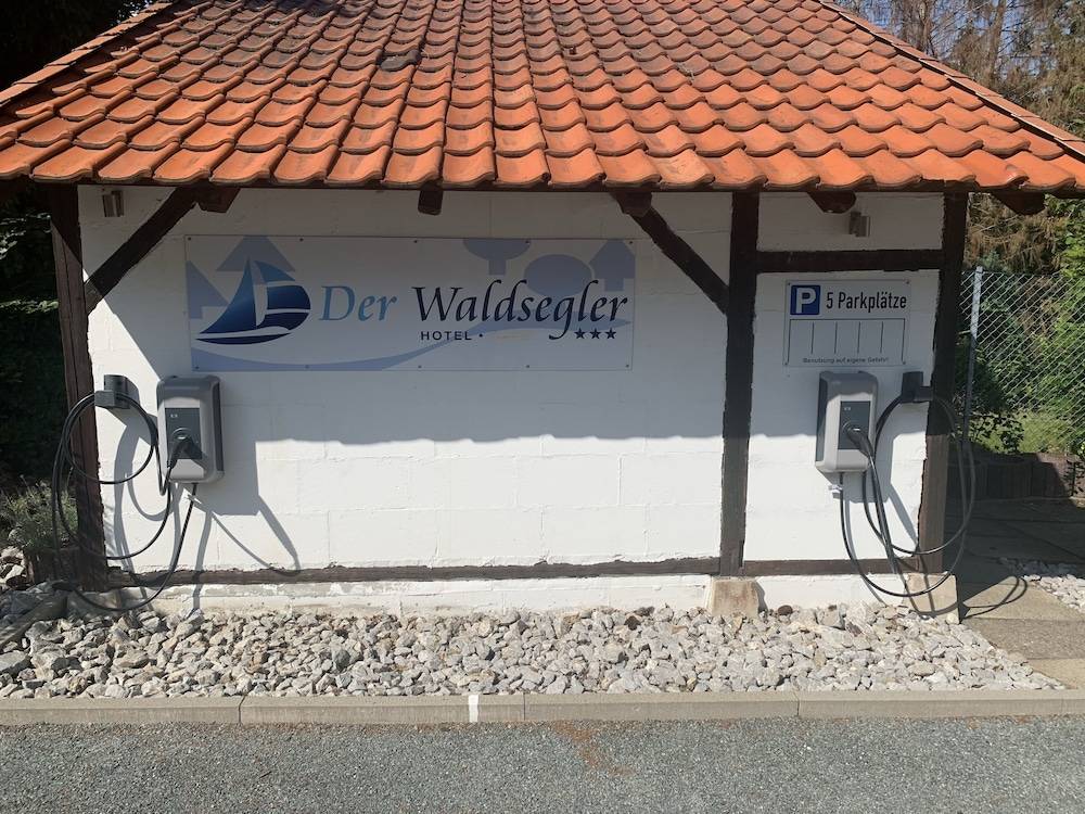 Electric vehicle charging station