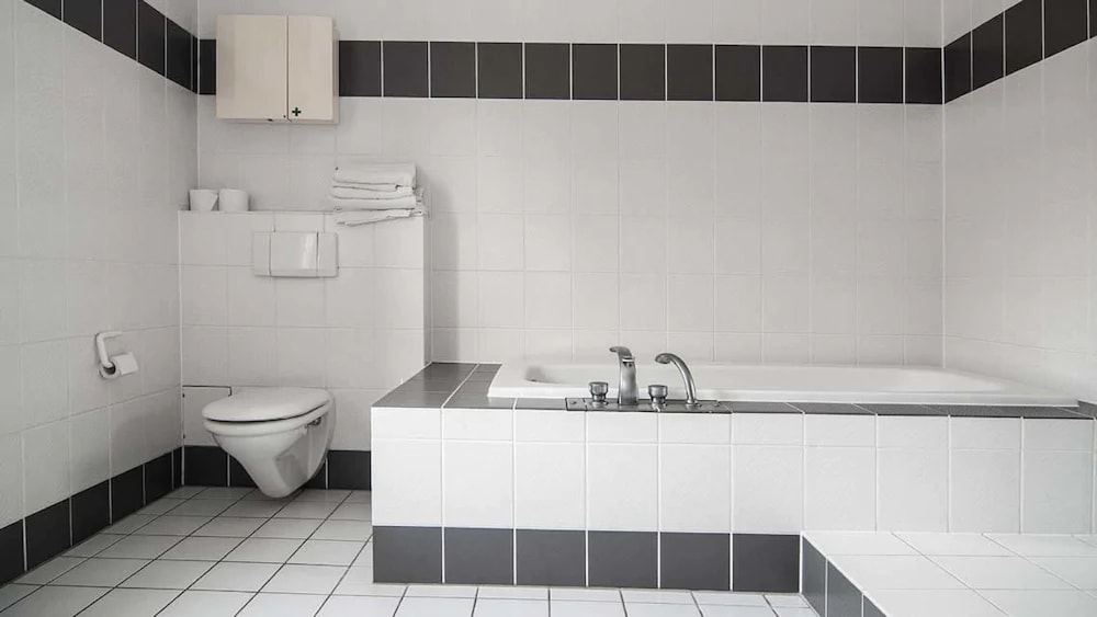 Deep soaking bathtub