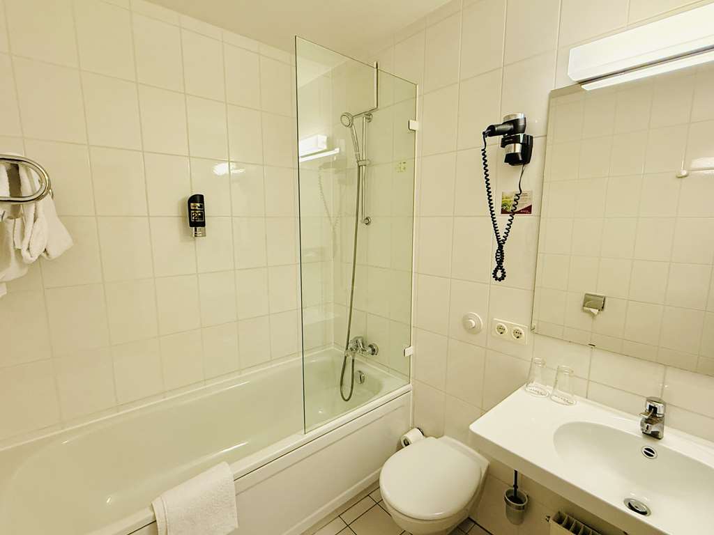 Bathroom with bathtub/shower combination, WC, washbasin, make-up mirror, hairdryer, toiletries/care products, shower gel