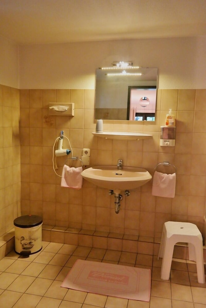 Bathroom amenities