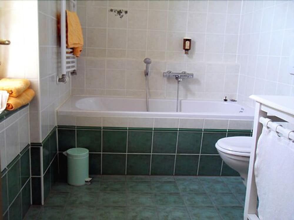 Deep soaking bathtub