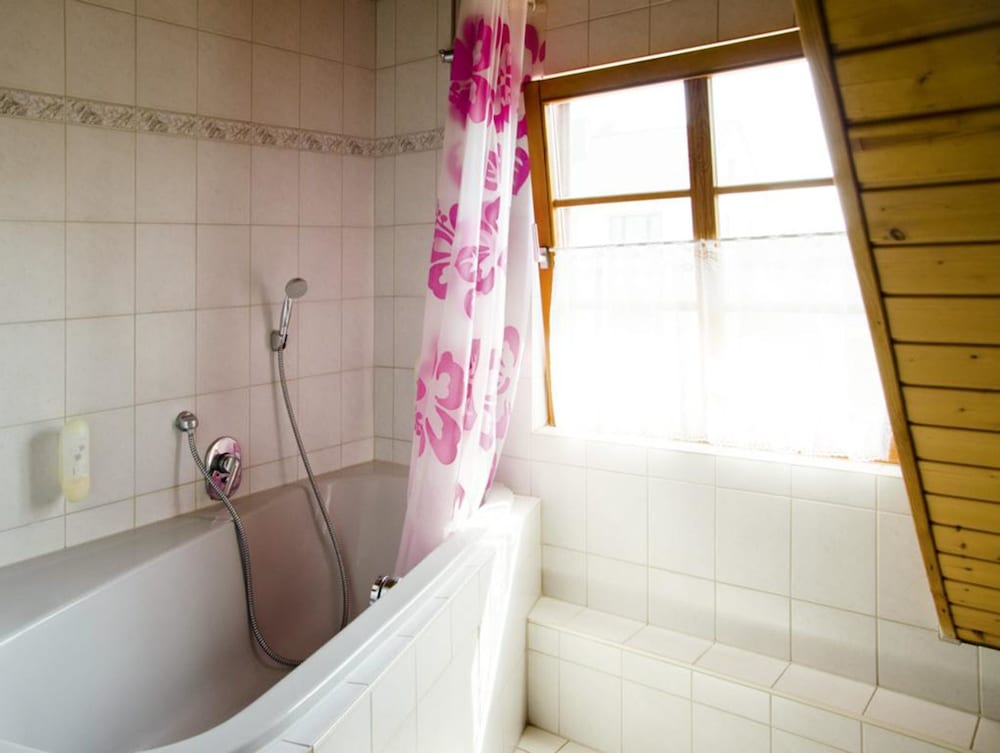 Deep soaking bathtub