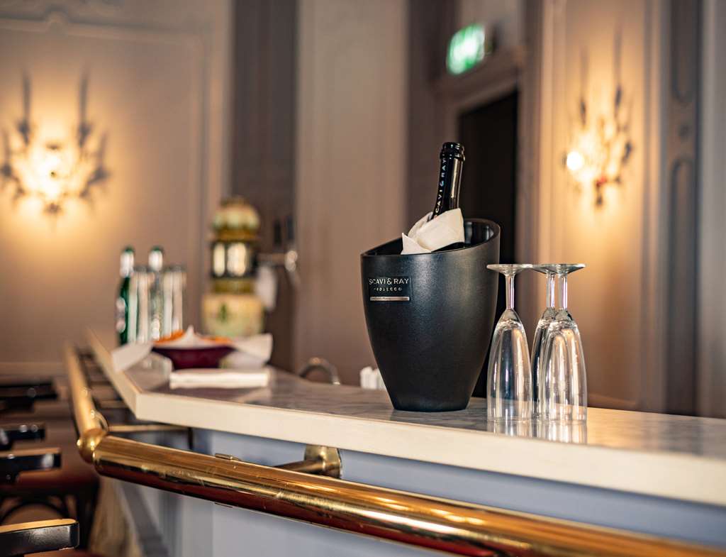 LOBBY BAR