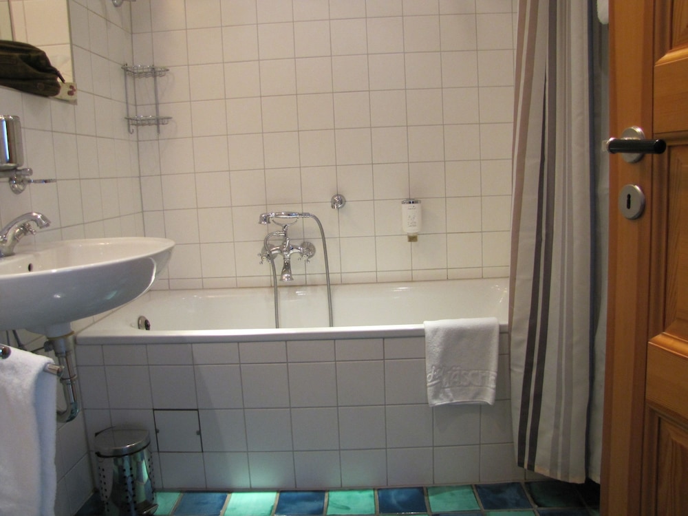 Deep soaking bathtub