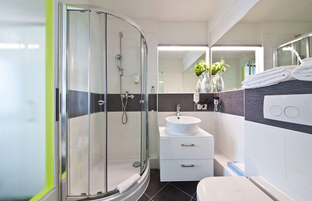 Queensize Room Bath_Novum Hotel Aviva Leipzig