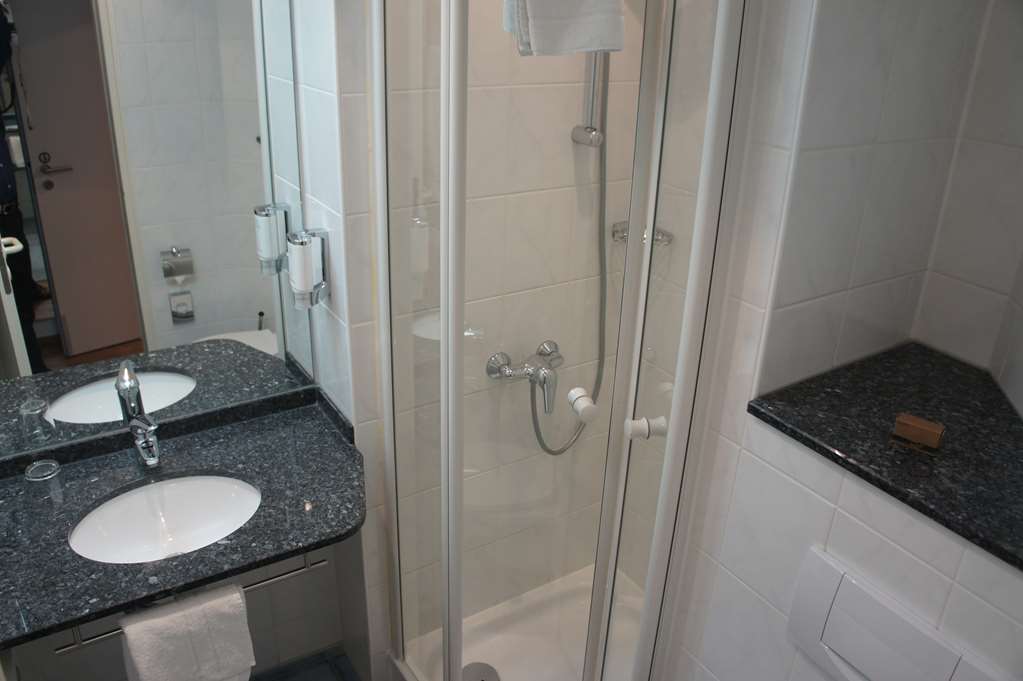 Budget single room - bathroom