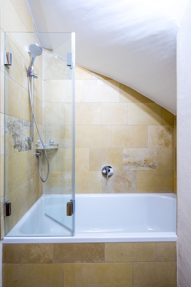 Deep soaking bathtub